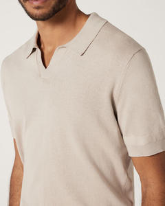 เสื้อโปโลสีเบจมุรุษผ้าฝ้าย100% เข้ารูปคอวีแขนสั้นนุ่มสบายออกแบบโลโก้ได้ตามต้องการ - Product Image 2