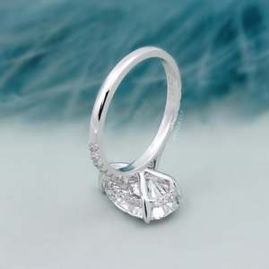 Anillo de Compromiso con Diamante Cultivado en Laboratorio Certificado por IGI, con Banda Pavé y Halo Oculto, Estilo Pera - Product Image 5