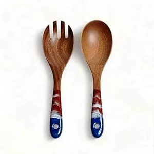 Ensemble de serveurs à salade en bois naturel fait à la main, cuillères et fourchettes en résine incrustée, ustensiles de cuisine, cadeau - Product Image 2