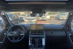 Blanco 2024 T o y o t a L a n d C r u i s e r VXR Twin Turbo con asientos de cuero Transmisión automática Navegación Bluetooth - Product Image 3