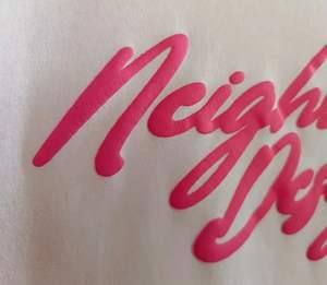 เสื้อยืดผู้ชายแบบสวมใส่สบาย น้ำหนักเบา พิมพ์ลายพัฟฟ์ ออกแบบตามสั่ง ขายส่ง OEM เหมาะสำหรับใส่ลำลอง ออกกำลังกาย เล่นกีฬา ฟิตเนส ผ้าถัก - Product Image 4