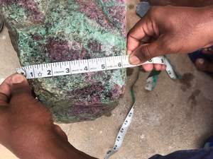 คริสตัลทับทิม Zoisite ธรรมชาติหยาบสำหรับงานฝีมือคริสตัลอื่นๆจากผู้ผลิตอินเดียขายส่งจำนวนมากเท่านั้น - Product Image 4