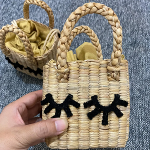 กระเป๋าโท้ทสานมือจากฟางธรรมชาติ กระเป๋าถือหวายใบเล็ก ดีไซน์ขนตาสุดน่ารัก - Product Image 2