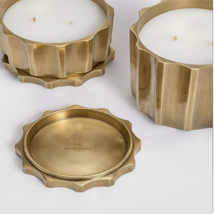 Dos velas grandes de latón en recipientes multifacéticos, con tapa a juego - Product Image 1