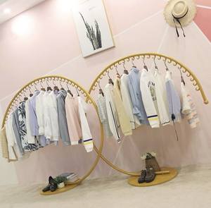 ราวแขวนเสื้อผ้าโลหะสีทองทันสมัย แบบติดผนัง 8 ชั้น ชั้นวางของอเนกประสงค์แบบเคลื่อนย้ายได้สำหรับบ้านและร้านค้า - Product Image 1