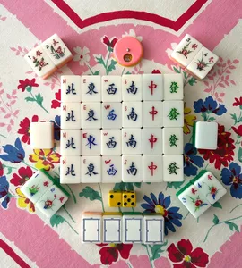 154 azulejos encantadores Unique Vintage Triple Layer MULTI color Mah Jongg set para fiestas familiares Juego de entretenimiento de vacaciones - Product Image 6