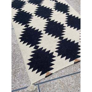Tapis de couloir Kilim en laine tissé à la main noir et ivoire, taille personnalisée, antidérapant, design tissé - Product Image 4