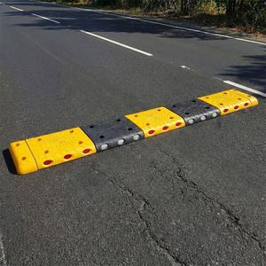 Ensemble de paillassons de vitesse classiques de 6 mètres avec base en caoutchouc et construction en plastique pour application routière - Product Image 2