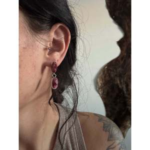 Pendientes Colgantes Hechos a Mano por Navajo con Turquesa Morada de Mohave y Plata de Ley, Diseño de Gota - Product Image 2
