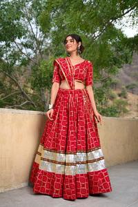 Lehenga Choli de Moda para Navratri, Diseño Tradicional Elegante, Colorido, de Rayón, Ideal para Fiestas, Perfecto para las Noches de Dandiya y Bodas - Product Image 4