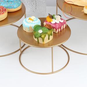 Cuchillo para Pastel de Metal Moderno con Acabado Artístico, Ecológico, Personalizable en Color y Forma, Mejora la Presentación del Pastel y el Uso Doméstico - Product Image 1