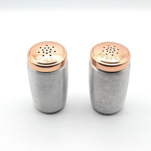 Juego de sal y pimienta de latón estilo Heritage con hermoso brillo y cuerpo cónico perfecto para uso en el hogar o restaurante - Product Image 3