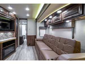 Autocaravana de Lujo C OACH ACCOLADE 2023 Usada, Emisión Euro IV, Motor de 4.5L, Caja de Cambios Automática, Asientos de Cuero, 8 Pasajeros, Aluminio - Product Image 4