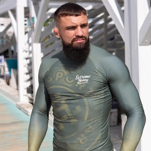 Rashguard à manches longues UPF50 respirant pour hommes avec badge personnalisable (Spandex/Nylon) - Product Image 2