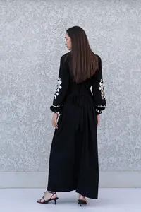 Robe maxi kaftan noire à broderies Ari 2026, longueur cheville, style bohème, manches longues avec col montant, robe maxi kaftan - Product Image 4