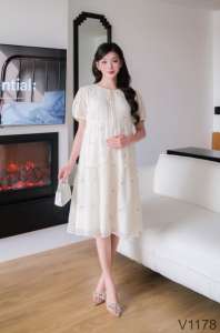 Robe de maternité d'été V1178 Confortable et douce en mousseline de soie brodée florale non décolorée pour le confort. - Product Image 6