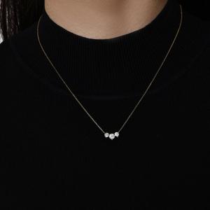 Collar de tres diamantes redondos brillantes de 0.63 Ct D-F VVS1-VS2, diamantes cultivados en laboratorio en oro amarillo de 18K, regalo de aniversario de bodas. - Product Image 3