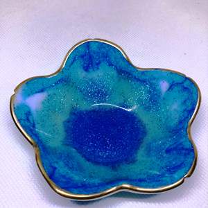 Nuevo Modelo de Plato Decorativo de Resina Hecho a Mano, Pulido, Sostenible y Ecológico de Origen Indio, Apto para Lavavajillas, para Uso en el Hogar y Fiestas - Product Image 3