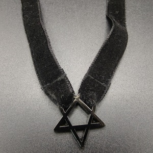 Collier ras du cou gothique en velours noir avec pendentif hexagramme, bijoux de mode sombre personnalisés pour événements gothiques et <span class=keywords><strong>punk</strong></span>, logo et emballage personnalisés - Product Image 3