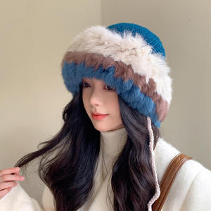 Venta al por mayor de fábrica: Gorro de cubo de estilo coreano de ganchillo con orejeras de felpa y pañuelo para la cabeza, gorro cálido para mujer para viajes al aire libre - Product Image 3