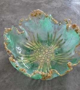 Bol décoratif en résine en forme de fleur verte avec détails dorés, idéal pour l'accueil des invités, les fêtes, la décoration de table de salon, la décoration de la maison - Product Image 4