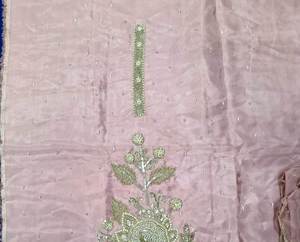 Costumes en soie pour femmes indiennes brodées à la main non cousues de créateur moderne pour les fêtes de style traditionnel - Product Image 2