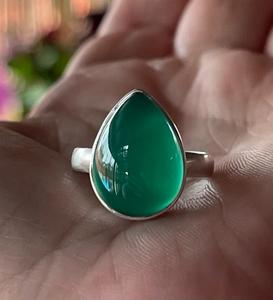 Bague en argent sterling 925 faite à la main avec une pierre d'onyx verte en forme de poire, pierre précieuse naturelle classique, cristal, cadeau parfait pour un anniversaire de mariage - Product Image 1