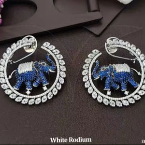 Elegantes pendientes de estilo elegante, joyería de diseñador polaca de rodio blanco, ideales para fiestas de mujeres y eventos festivos - Product Image 1