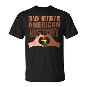 Camiseta con estampado de mano y corazón del orgullo africano: La historia negra es historia estadounidense - Product Image 1