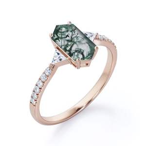 Anillo de Plata de Ley 925 Chapado en Oro de 14K con Moissanita y Ágata Musgo Hexagonal de 1.15 Quilates, Diseño Clásico y Moderno con Grabado Trilogía - Product Image 5
