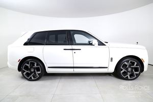 SUV C-ULLINANN 2025 USADO EN EXCELENTES CONDICIONES, 8 Velocidades, Tracción en las Cuatro Ruedas, 591 HP, 6.8L, Black Badge, Listo para Envío - Product Image 4