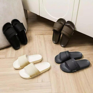 Sandales pour hommes de haute couture à brides croisées avec des brides en PVC et des semelles en PU - Product Image 4