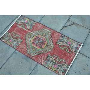 พรมตุรกีโบราณขนาดเล็ก 1.4x2.8 ฟุต สีแดงน้ำเงินลายดอกไม้ ทำจากขนสัตว์ - Product Image 1