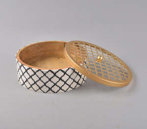 Handcrafted Luxury Round Decorative Box Featuring Elegant Black And White Moroccan Quatrefoil Pattern With Ornate Golden Laser - Product Image 3