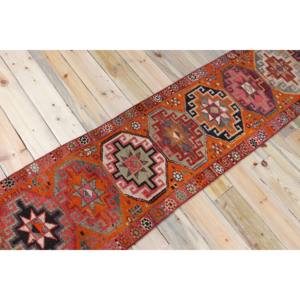 Alfombra Turca Vintage de 1.8x13.8 pies, Naranja y Rosa, con Parches de Lana, Ecológica, con Base de Látex y Flecos - Product Image 2