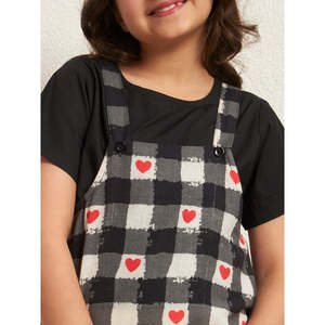 Robe salopette en coton à carreaux et imprimé cœur pour filles Bugandbees avec t-shirt noir, longueur genou, coupe trapèze, tenue décontractée d'été pour enfants - Product Image 2