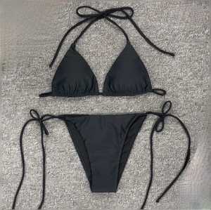 Conjunto de Bikini Personalizable con Micro Bra, Estampados de Frutas, Animales y Lisos, Decoraciones de Encaje con Pedrería, Logotipo en la Parte Delantera de la Cintura - Product Image 1