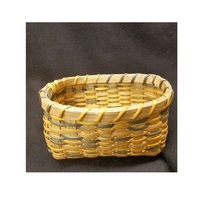 Panier en bambou fait à la main avec tissage traditionnel rustique pour la cuisine, le pique-nique et les besoins quotidiens.