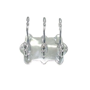 Crochets doubles en argent poli miroir avec base en bois brun clair, parfaits pour une décoration et une organisation élégantes et élégantes. - Product Image 5