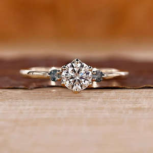 แหวนหมั้นเพชร3เม็ดแนววินเทจสุดหรู925แหวนเงินโรเดียมชุบด้านข้างเป็นหินโมราตะไคร่น้ำแหวนแต่งงานสุดสวย IGI - Product Image 1