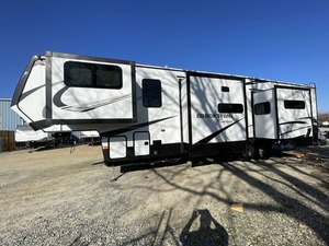 Meilleure vente : Remorque de camping d'occasion 2023 C-o-a-c-h-m-e-n B-r-o-o-k-s-t-o-n-e 344F-L à vendre - Product Image 6