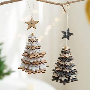 Ornements muraux de Noël en bois personnalisés avec noms de famille créant une décoration murale de vacances sentimentale et mémorable - Product Image 1