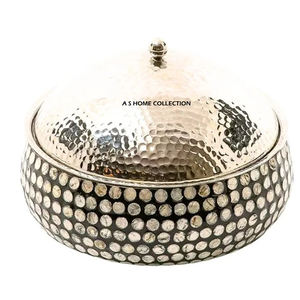 Elegante Calentador de Alimentos Aislado con Tapa de Nácar, Cacerola con Textura Martillada para Hoteles y Restaurantes - Product Image 1