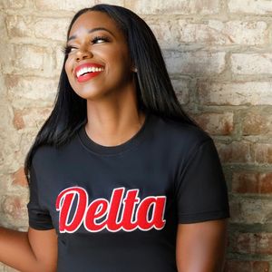 T-shirt brodé en chenille Delta noir Vêtements de sororité en coton de qualité supérieure DST Vêtements grecs T-shirt décontracté à lettre rouge - Product Image 5