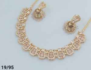 Conjunto gargantilla de collar de perlas Kundan de tono dorado tradicional Kundan con estilo indio elegante redondo con conjunto de pendientes a juego para mujer - Product Image 1
