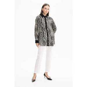 Blusa Vintage de Popelina para Mujer con Cuello Asimétrico con Volantes y Bordado de Animales - Product Image 3