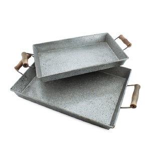 Bandeja de servicio de metal galvanizado de alta calidad con mangos de madera Forma rectangular para hoteles y restaurantes Bandeja de servicio de comida - Product Image 1