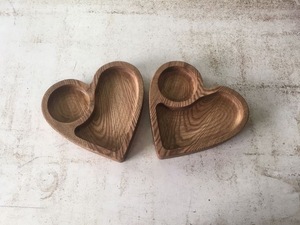 Bandejas para servir de madera maciza hechas a mano en forma de corazón con 2 compartimentos Bandejas para servir de madera maciza recién llegadas a la venta - Product Image 2