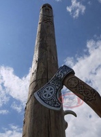 Hache de combat Viking forgée à la main Tomahawk en acier damas gravé à l'acide avec gaine en cuir et poignée gravée à la main