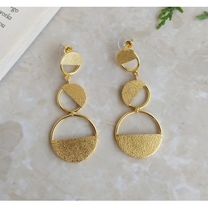 Pendientes Colgantes Geométricos Ondulados de Latón Chapado en Oro Hechos a Mano para Mujer, Estilo Vintage de la India (Rajasthan), Ideales para Fiestas - SOUMYA CREATIONS - Product Image 3